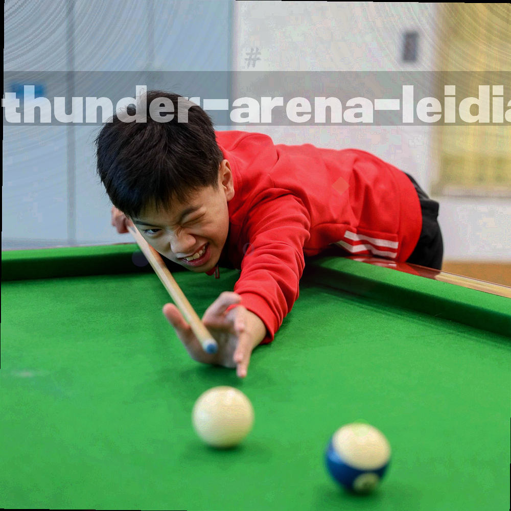 抽象雷达图与横向数据条组合，展示多项指标的对比关系，无人物形象